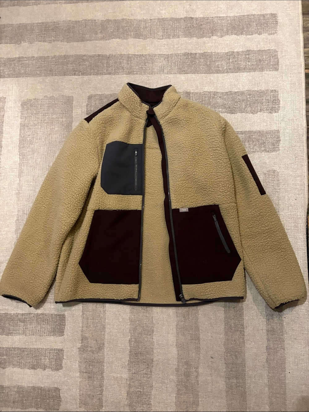 Figs Women’s On-Shift Color Blocked Sherpa -Latte